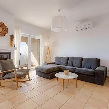 With Access To Swimming Pool And Sea Views Vakantiehuis