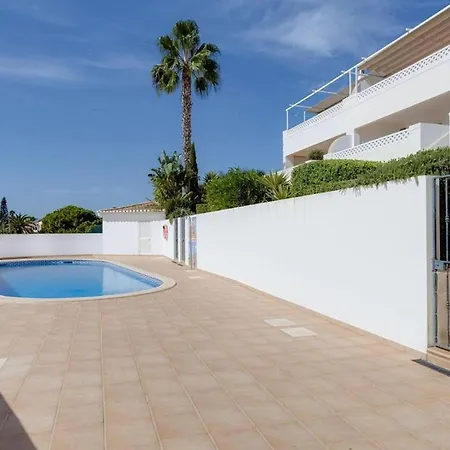 With Access To Swimming Pool And Sea Views Vakantiehuis