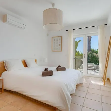 With Access To Swimming Pool And Sea Views *